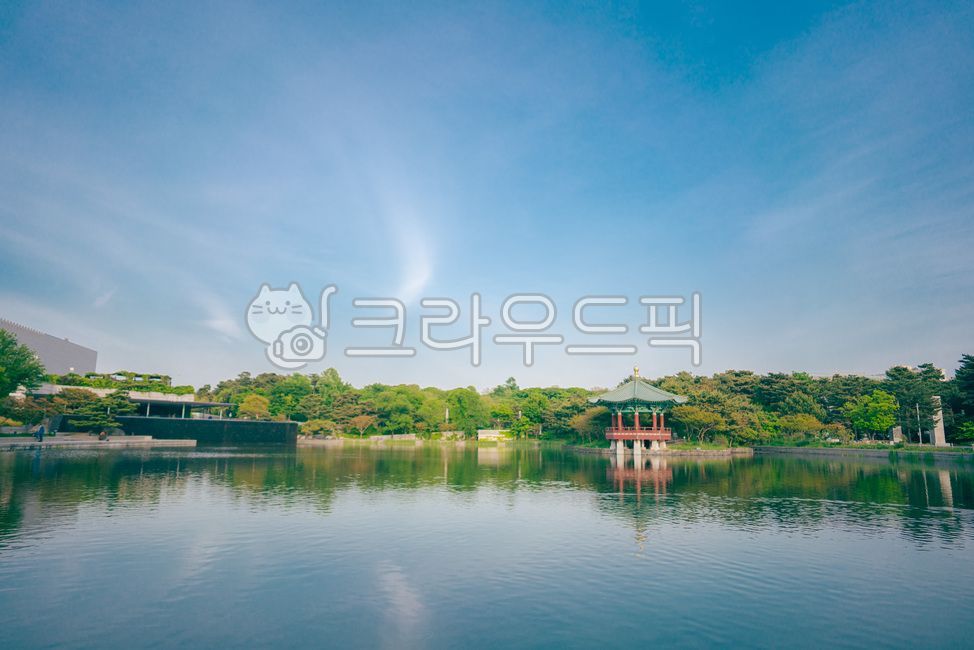 연못,거울못,국립중앙박물관,하늘,물,못,강,풀,나무,정자,쉼터