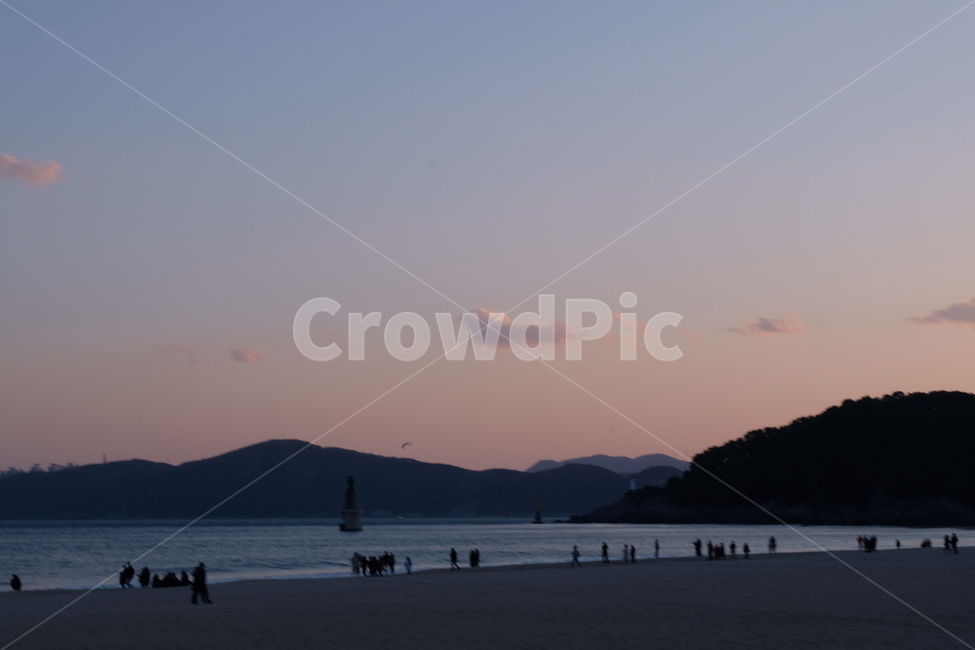 바다,노을,해수욕장,노을바다,해지는바다,산,노을해수욕장,해지는해수욕장,선셋,해수욕,사람들,봄,여름,구름,하늘,그라데이션,자연,풍경,nature,landscape,해변,바다,beach,sea