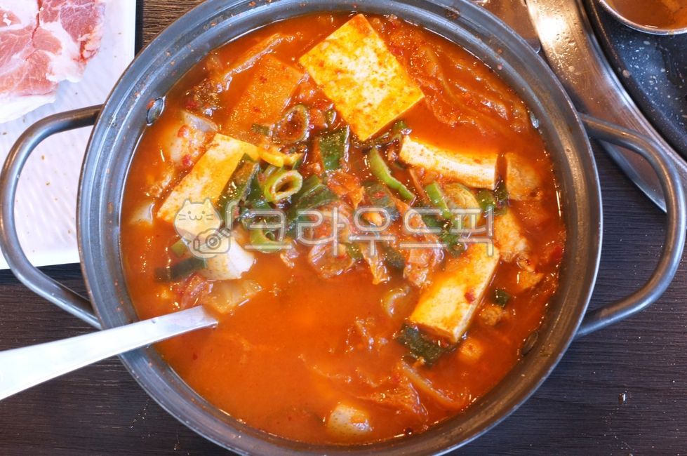 김치찌개,kimchistew,김치전골,kimchijjigae,spicystew,porkstew,meatstew,돼지김치찌개,음식,food,kfood,요리,플레이팅,foodpresentation,plating,음식,식재료,요리,food,cook,meal,dishes,food reserves