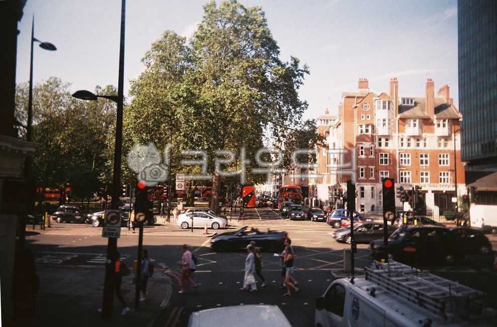 런던,거리,길거리,교통,표지판,영국,london,빨간버스,road,도로,교차로,intersection,asphalt,아스팔트,person,사람,building,건물,town,도시,city,시티,uk