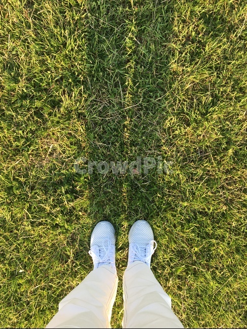 잔디,풀밭,다리,운동화,흰운동화