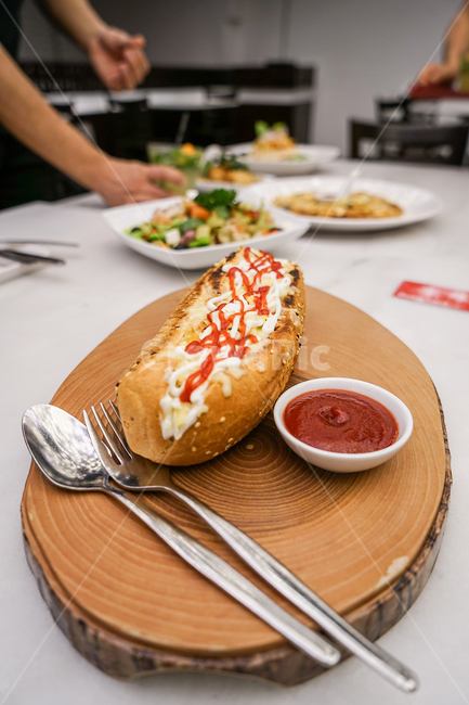 바게뜨,바게뜨빵,포크,나무접시,케첩,음식,식재료,요리,food,cook,meal,dishes,food reserves,빵,bread