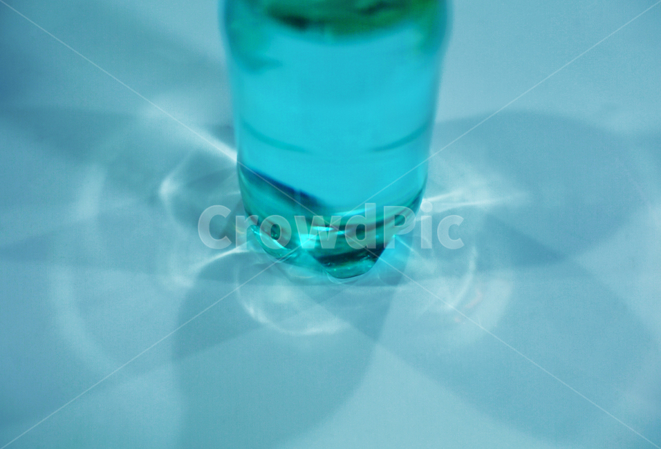 생수,생수병,플라스틱,물,물병,그림자,빛,청량,청량감,청량함,병,오브젝트,감성,감성사진,thing,object,drink,물건,사물,감성샷,느낌,블루,blue,beverage,음료수,matter,bottle,보틀,맑은물,맑음,물빛,반영,반사,반짝,반짝이는,반짝반짝,light,feeling,sensible,sensitive,이면,음료수,drink,beverage