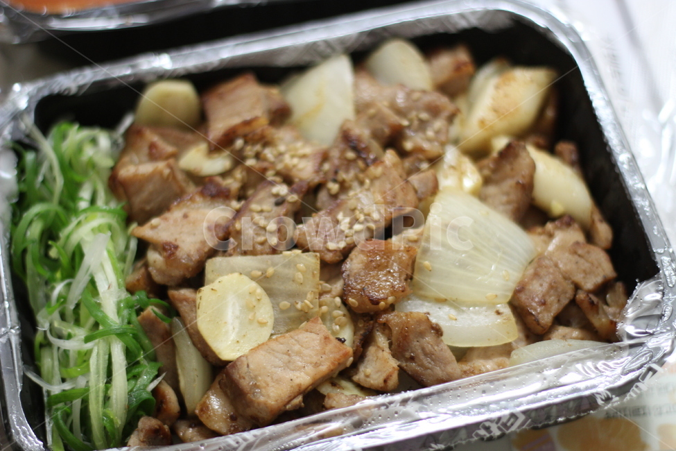 배달음식,배달도시락,배달요리,고기,돼지고기,목살,목살배달,구운고기,요리,음식,한끼,식사,도시락,고기도시락,삼겹살볶음,제육볶음,마늘볶음,돼지고기요리,고기반찬,한식,포장음식,야식,한끼식사,한국음식,가정식,밥반찬,고기요리,집밥,한식요리,테이크아웃,푸드스타일링,음식사진,양파볶음,마늘요리,포장도시락,든든한식사,볶음요리,야식메뉴