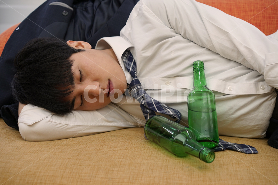 남성,남자,소주병,소주,술,음주,과음,숙취,취객,술병,알콜,사람,인물,인간,human,person,남성,남자,man,male,술,주류,alcohol