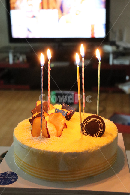 케이크,고구마케이크,촛불,디저트,생일,기념일,축하,anniversary,congratulation,celebrate,celebration,음식,식재료,요리,food,cook,meal,dishes,food reserves,디저트,간식,후식,dessert,snack