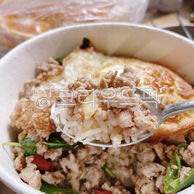 rice bowl,fried egg,food packaging,egg,basil,Patkapaomussap,Thai food,packaging,minced meat,UNI,Fried egg,Meat Fried Rice,Patkapaomusap,fried rice,Spoon,meat,packaged food,Rice bowl packaging,delivery food