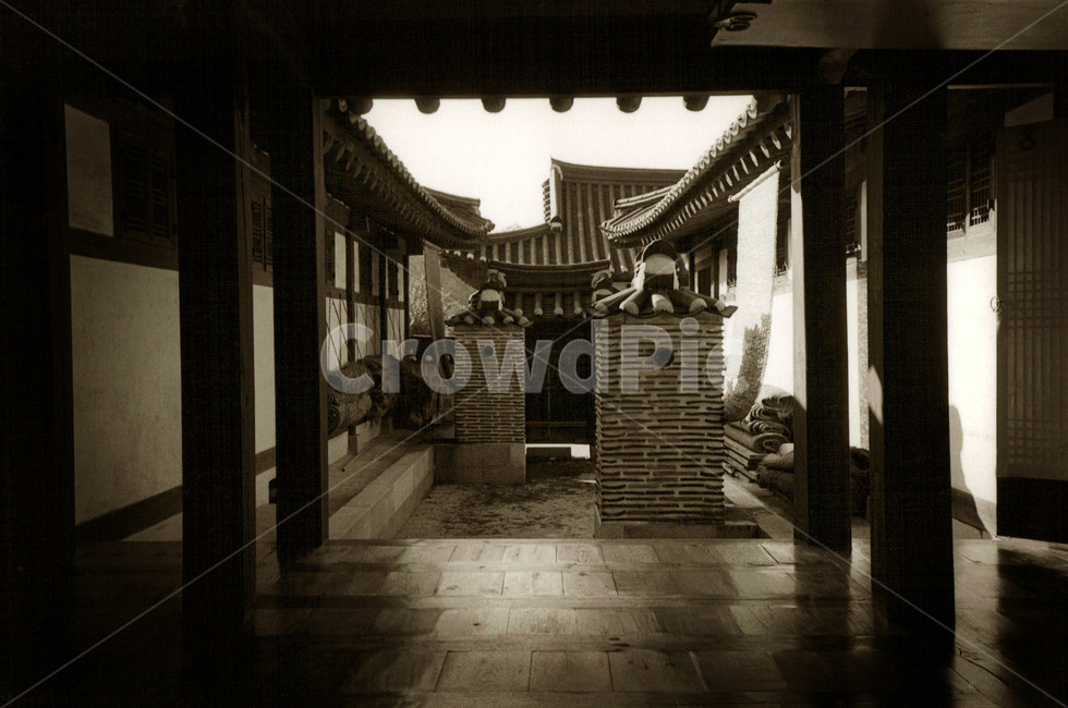 모노톤,한국,전통,전통가옥,한옥,집,koreantraditional,한국문화,한국전통,koreanculture,건물외관,한국전통,한국문화,korean traditional,korean culture,흑백,모노톤,monochrome,black and white,건축물,건물외관,exterior,building,structure,architecture,construction