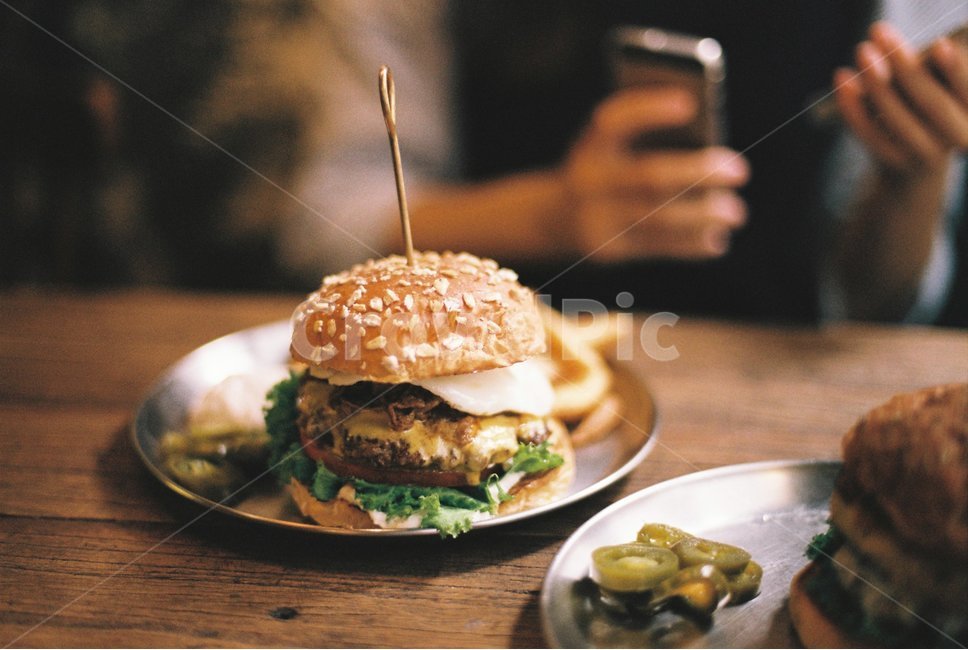 햄버거,필름사진,데이트,피클,수제버거,음식,식재료,요리,food,cook,meal,dishes,food reserves,빵,bread,양식,서양음식,서양요리,western food,western dishes,western meal,western cook