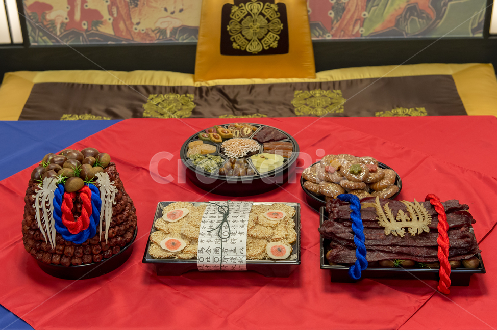 결혼,폐백,신랑,신부,부모,예식,혼례,전통혼례,실내,음식,예정,전통,한국,풍습,테이블,빨간색,파란색,청실,홍실,한국전통,한국문화,korean traditional,korean culture,결혼,혼례,웨딩,wedding,marriage,marry,기념일,축하,anniversary,congratulation,celebrate,celebration,음식,식재료,요리,food,cook,meal,dishes,food reserves