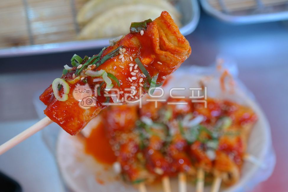 어묵,오뎅,꼬치,어묵꼬치,분식,간식,음식,요리,따뜻한,식재료,맛있는,매운,길거리음식,양념,고추장,한식,한국음식,한국요리,fishcake,skewer,fishcakeskewer,snack,cooking,warm,ingredients,delicious,spicy,streetfood,seasoning,redpepperpaste,food,cook,meal,dishes