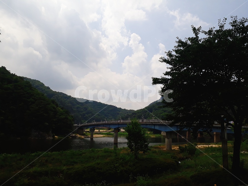 bridge,다리,구름,하늘,물가,나무,맑은날씨,cloud,풍경,landscape