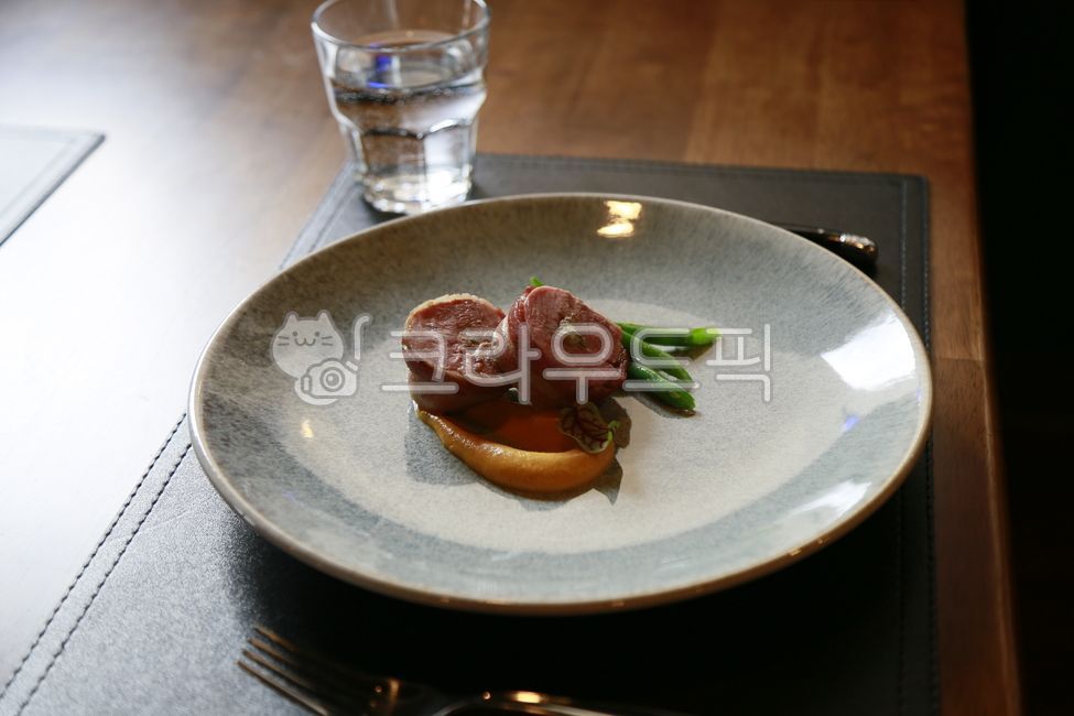 오리고기,오리안심,오리가슴살,스테이크,오리스테이크,베이컨,프렌치레스토랑,레스토랑,프렌치,restaurant,french,음식,food,cuisine,요리,kitchen,주방,플레이트,plate,plating,플레이팅,dish,접시,식사,포크,dinner,디너,다이닝,파인다이닝