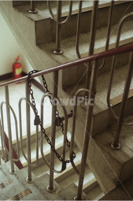 계단,아파트,체인,자물쇠,철사,건축물,건물외관,exterior,building,structure,architecture,construction