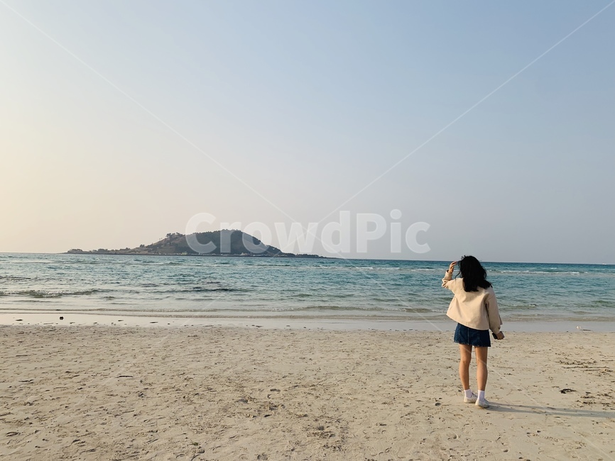 협재,해수욕장,비양도,바다,사람,제주도,해변가,인간,person,human,뒷모습,shorts,치마,사람,인물,인간,human,person,여성,여자,woman,female,lady