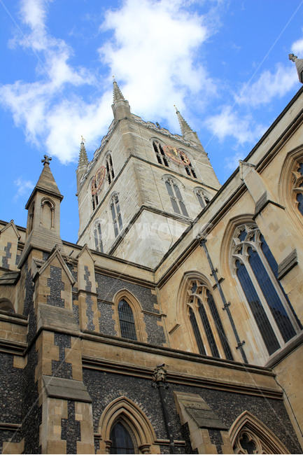 유럽,영국,성당,사우스워크대성당,SouthwarkCathedral,고딕양식,종교건축물,랜드마크,landmark,tourist attraction,해외,외국,세계,foreign,oversea,world,세계랜드마크,해외랜드마크,외국랜드마크,world landmark,world tourist attraction,종교,신앙,religion,belief,faith,건축물,건물외관,exterior,building,structure,architecture,construction,spire,첨탑,건물,steeple,뾰족한 탑,tower,탑