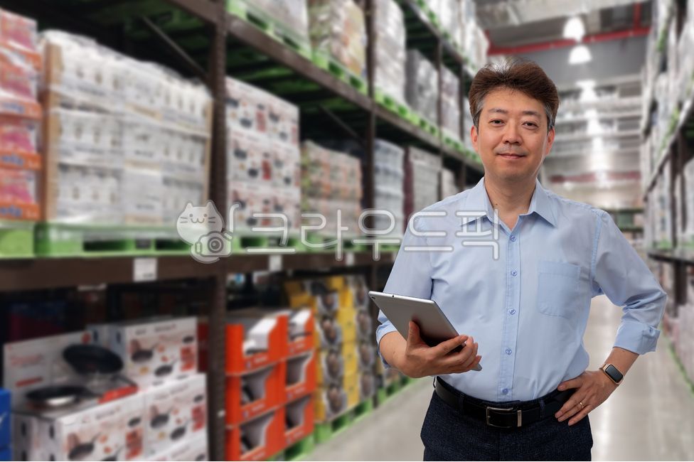 Korea people,save,5054 years old,industry,storage,distribution,inventory,supply,tablet,working on,worker,delivery,business,manager,Character,work,director,check list,packaging,Goods,warehouse,article,shelf,middle aged man,business man,circulation,50s,midd