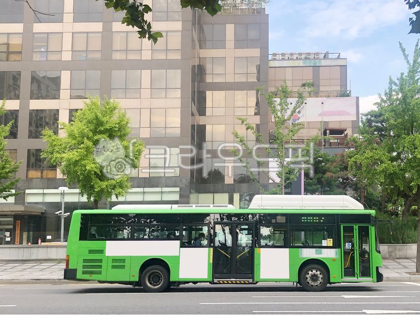 버스,버스광고,목업,목업이미지,광고,광고판,차량광고,시내버스광고,부착광고,옥외광고,판넬,비즈니스,상업광고판,도시배경,사인보드,상업광고,커머셜,비어있는,프레임,광고디자인,빈공간,배경,바탕,백그라운드,사각형광고판,차량,교통수단,bus,busadvertisement,mockup,mockupimage,billboard,vehicleadvertisement,citybusadvertisement,advertisement,outdooradvertisement,panel,business,commercialbillboard,citybackground,signboard,commercialadvertisement,commercial,free,frame,advertisingdesign,emptyspace,background