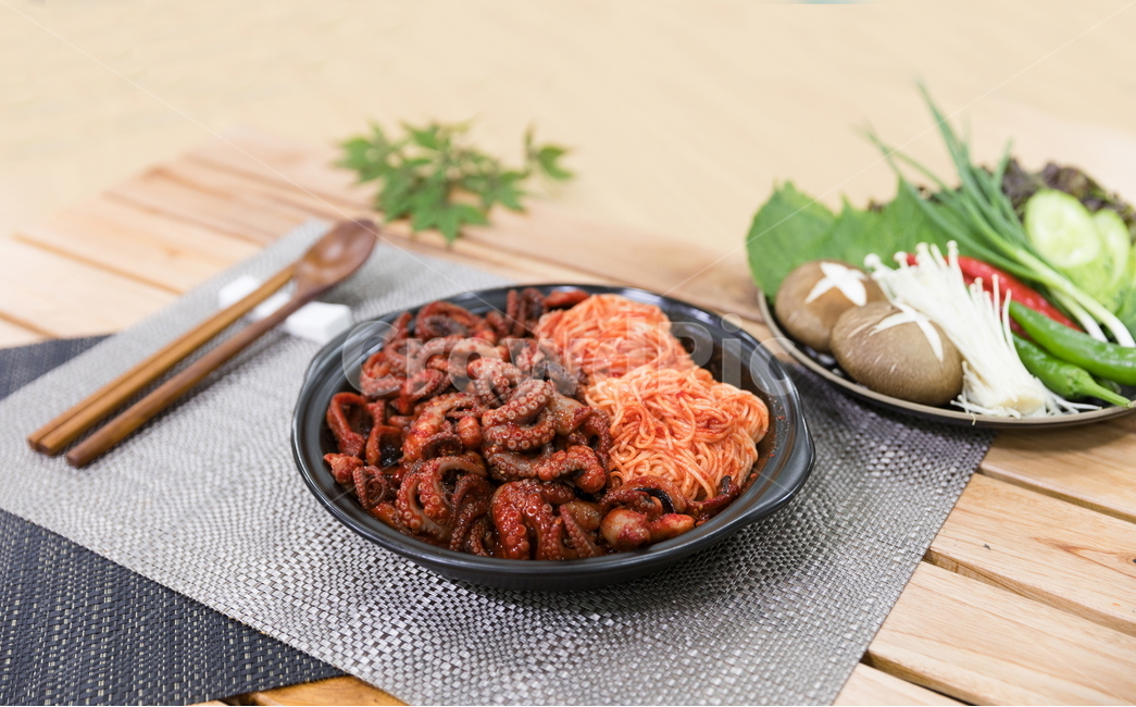 주꾸미,요리,다이어트,매운음식,식기류,건강식,조리법,그릇,테이블,식사,맛있다,먹다,별미,낙지,문어,맵다,짜다,준비,숟가락,식탁,붉다,해산물,바다요리,재료,배고프다,무침,볶음,식당,밥,볶다,젓가락,매콤하다,양념,국수,술안주,음식,식재료,요리,food,cook,meal,dishes,food reserves,한식,한국음식,한국요리,korean food,korean dishes,korean meal,korean cook