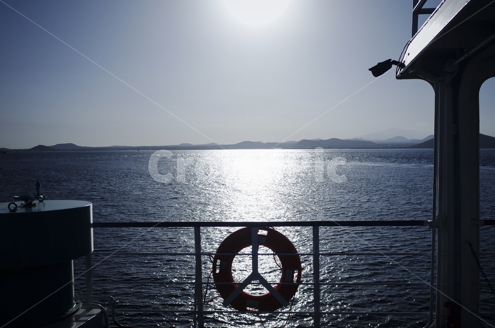 파란,푸른,파란바다,바다,sea,물결,물,water,자연,blue,배,ship,구명,윤슬,light,sunlight
