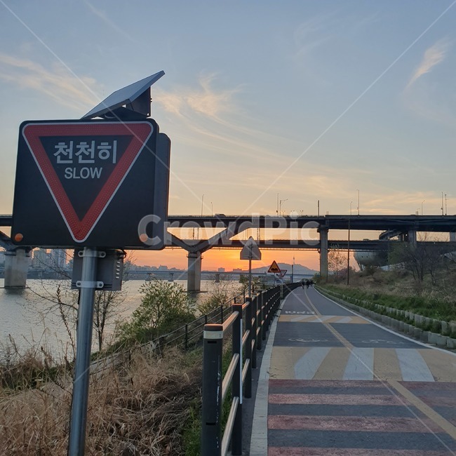 한강,산책,노을,천천히,산책로,휴식,일몰,도로,자전거도로,슬로우,감성사진,일상