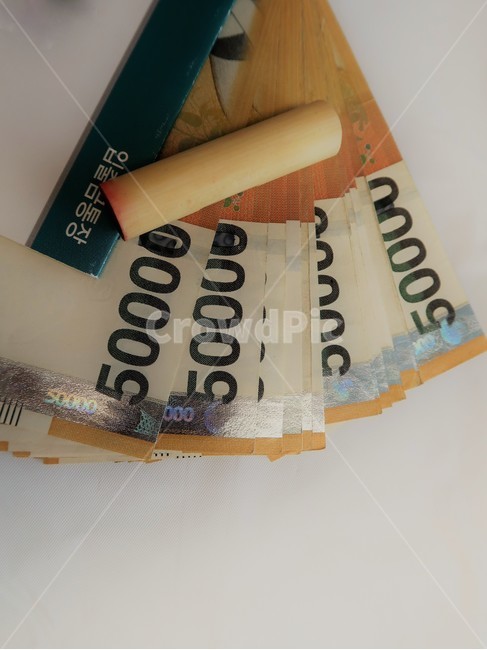 오만원,지폐,돈,도장,통장,저축,돈모으기,저금,money,은행,이자,부자,절약,낭비,금융,한국돈,한국지폐,용돈,한국은행,통용화폐,종이,화폐,bank,finance,금융,돈,finance,banking,money