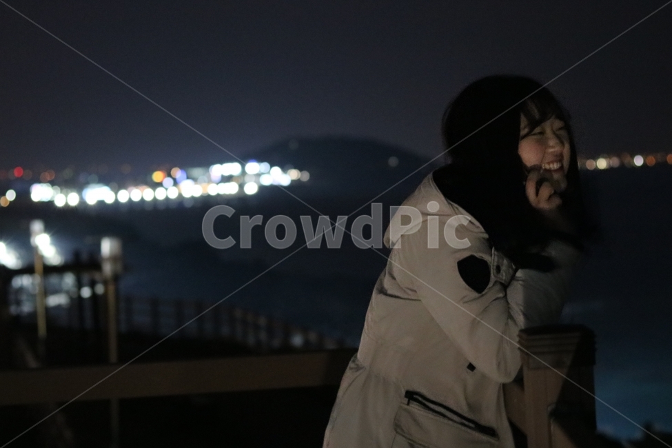 제주도,해안도로,밤바다,연출사진,웃음,smile,통화,전화,야경,야경,밤,풍경,nightscape,night,landscape,사람,인물,인간,human,person,얼굴표정,facial expression,face,여성,여자,woman,female,lady,감정표현,기분,feeling,emotion