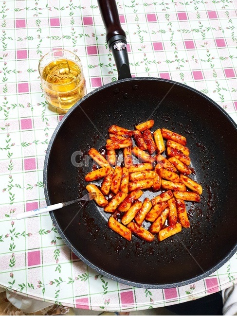 떡볶이,직접만든,간식,후라이팬,팬요리,포크,보리차,야식,음식,식재료,요리,food,cook,meal,dishes,food reserves