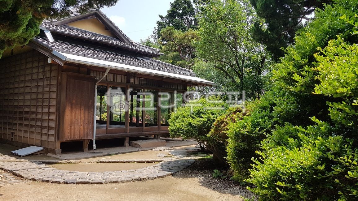 Shinheungdong Japanesestyle house,patio,courtyard,porch,entrance