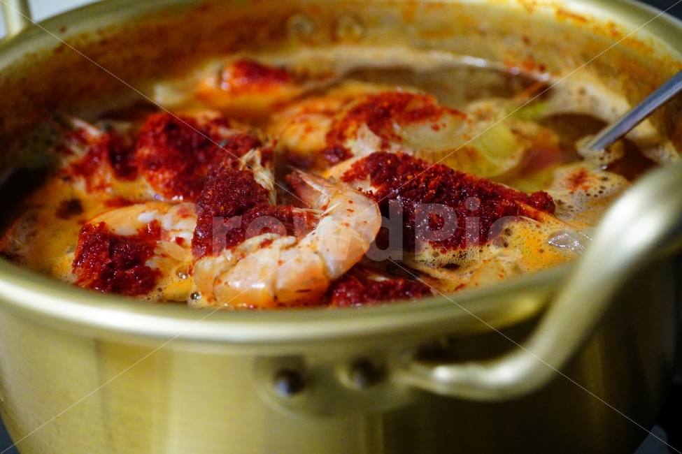 새우,shrimp,사물,오브젝트,object,food,seafood,과실,meal,dish,dishes,요리,레시피,쿡,cook,식사,dinner,디저트,dessert,싱싱,신선,맛,맛있다,맛집,요리사,주방,부엌,해물,수산물,물고기,건강,주방용품,부엌용품,반찬,음식,안주,술안주,식품,연출,연출사진,맛있는,진수성찬,산해진미,싱싱하다,신선한다,보글보글,부글부글,끓다,끓이다,익히다,삶다,조리,조리하다,냄비,얼큰한,얼큰하다,매운,매운맛,고추,고춧가루,양념,새우탕,찌개,국물,recipe,음식,식재료,요리,food,cook,meal,dishes,food reserves,수산물,해산물,fishery products,seafood,연출,컨셉,콘셉,direction,concept