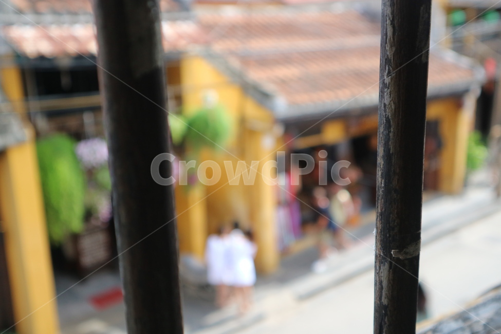 person,사람,human,인간,보행자,pedestrian,street,창살,wood,prison,창밖,roof,building,건물,건축물
