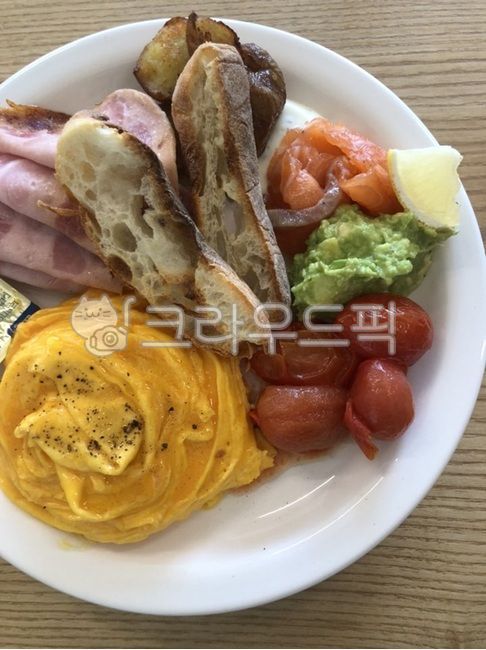 브런치,스크램블,토마토,아보카도,과카몰리,연어,햄,살라미,바게트,bread,dish