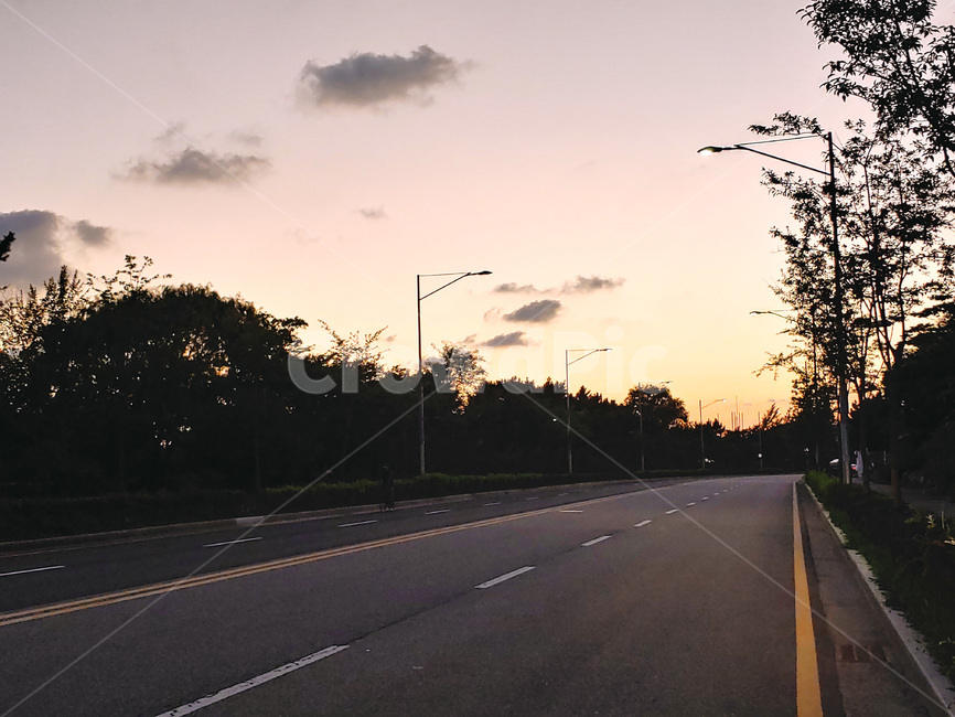 석양,해질녘,도로,일몰,배경,풍경,road,asphalt,아스팔트,route,sundown,landscape,view,tree,나무,pavement,evening,background,황혼,하늘,sky,cloud,구름,sunset,redsky,붉은하늘,urban,시외,옥외,outdoors