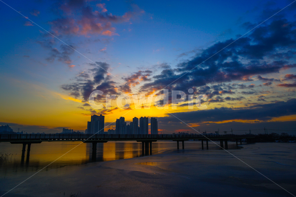 호수,감성,다리,철길,여명,새벽,풍경,구름,하늘,nature,자연,outdoors,옥외,sunset,일몰,dawn,red sky,붉은 하늘,dusk,황혼,sky