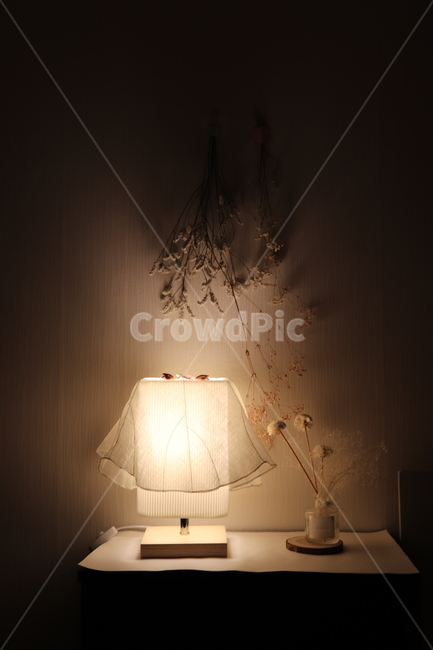 방,디퓨저,무드등,드라이플라워,협탁,인테리어,실내디자인,interior design