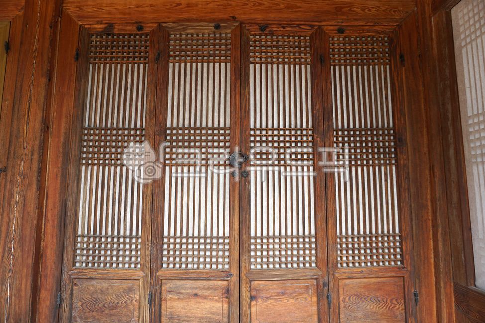 한옥,한옥문,문,한국,한국전통,전통,창호,창호지,가옥,주택,문화,한국문화,건축,건축양식,문고리,창살,내부,고풍스러운,패턴,무늬,질감,직선,각진,문양,traditional,door,hanok,koreantraditional,structure,construction,architecture
