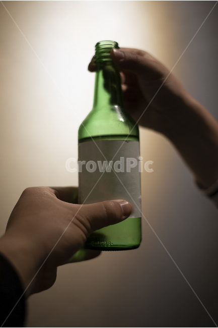 소주,술,음주,소주병,회식,절주,금주,술자리,사람,인물,인간,human,person,신체일부,몸,body,술,주류,alcohol
