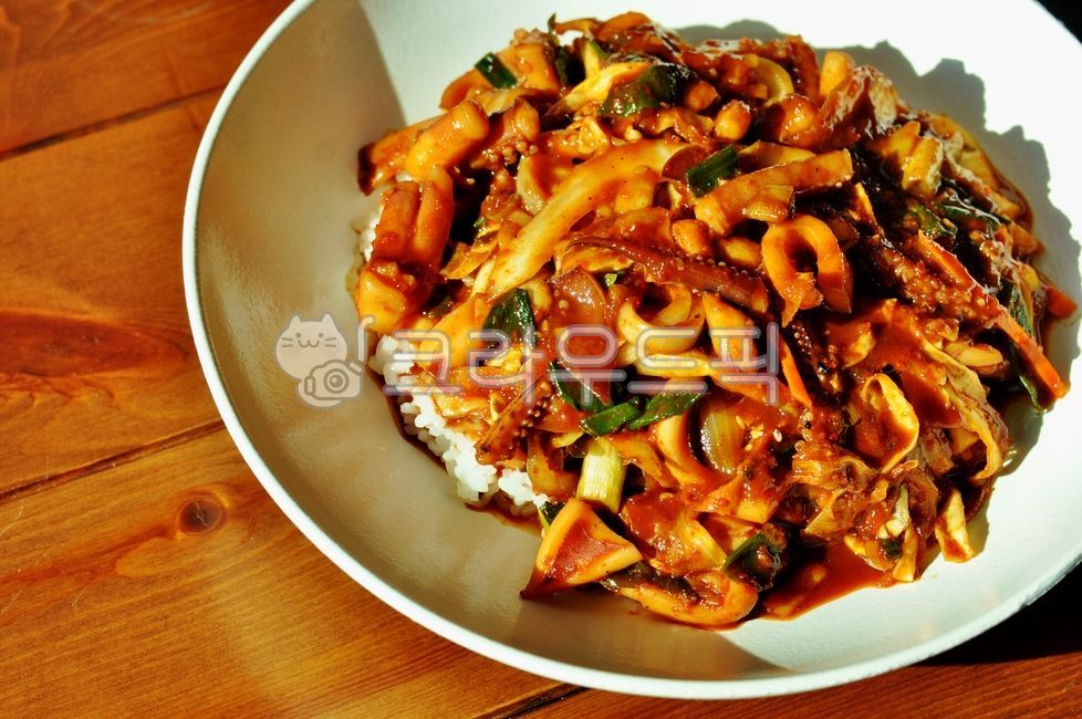 오징어,볶음,오징어볶음,오징어덮밥,해물,해산물,요리,음식,매운맛,빨강색,한국음식,고추,food,식사,접시