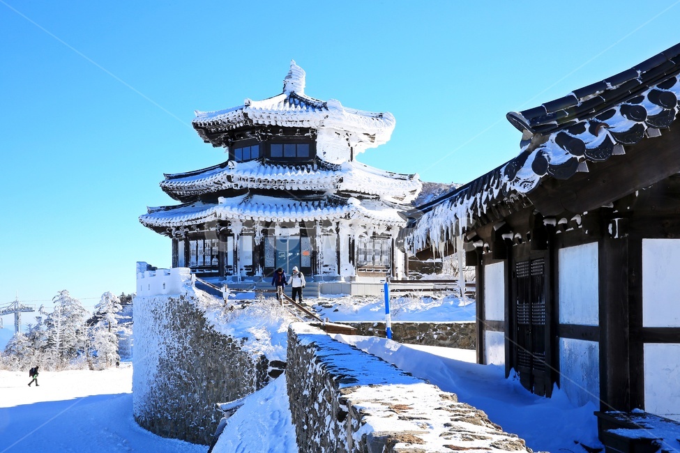 전북,무주,덕유산,상제루,덕유산설경,덕유산상고대,상제루설경,상제루상고대,고드름,상제루고드름,person,사람,human,인간,building,건물,architecture,건축물,겨울,계절,winter,season