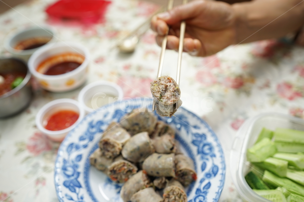 술안주,술자리,순대,한식,한국음식,한국요리,요리,먹방,돼지,찜요리,영양식,육류,음식,사람,인물,인간,human,person,신체일부,몸,body,음식,식재료,요리,food,cook,meal,dishes,food reserves,한식,한국음식,한국요리,korean food,korean dishes,korean meal,korean cook