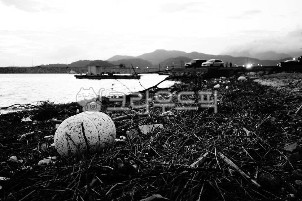 장마,집중호우,집중호우피해,쓰레기,쓰레기더미,바다쓰레기,해수욕장쓰레기,해안가쓰레기,흑백,흑백사진,어두운,더러운,어지러운,ground,바닥,장마피해