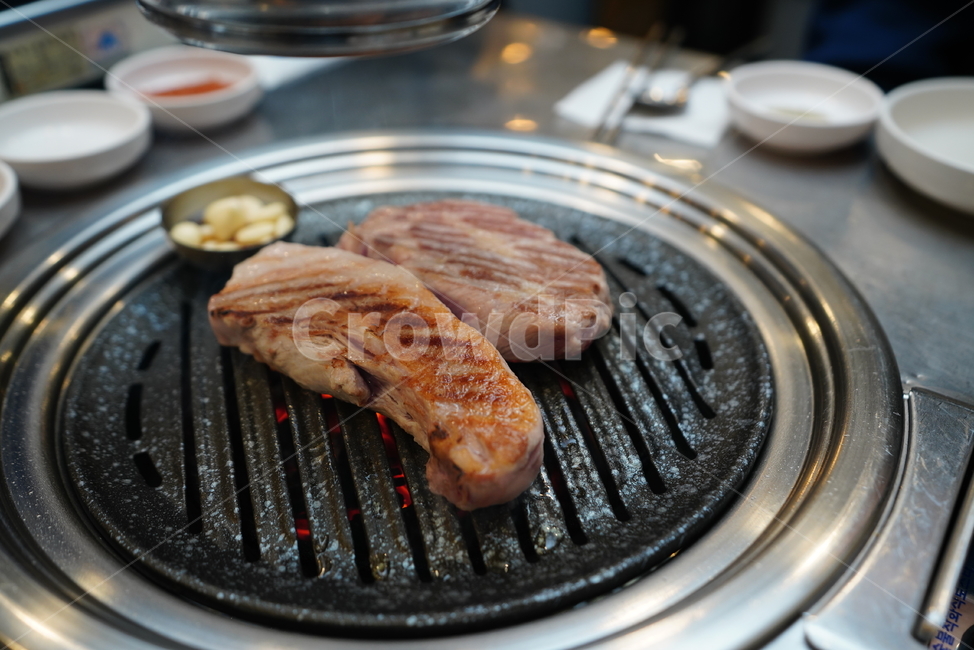 고기,돼지,한식,구이,먹방,삼겹살,목살,음식,안주,육식,육류,불판,식사,술자리,음식,식재료,요리,food,cook,meal,dishes,food reserves,육류,고기,meat