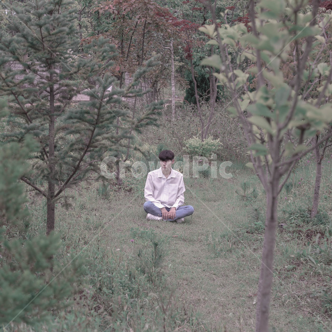 sitting,풀숲,앉은남자,앉은,소년,와이셔츠
