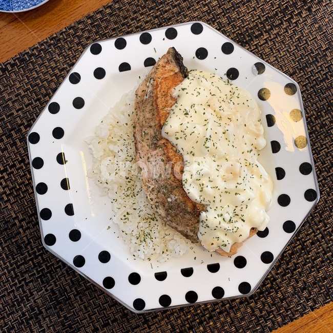 접시,연어,음식,맛집,요리,아침식사,브런치,스테이크,소스,생선,땡땡이,그릇,식기도구,식사,fish,dish,sorce,salmon,food,cook,branch,steak