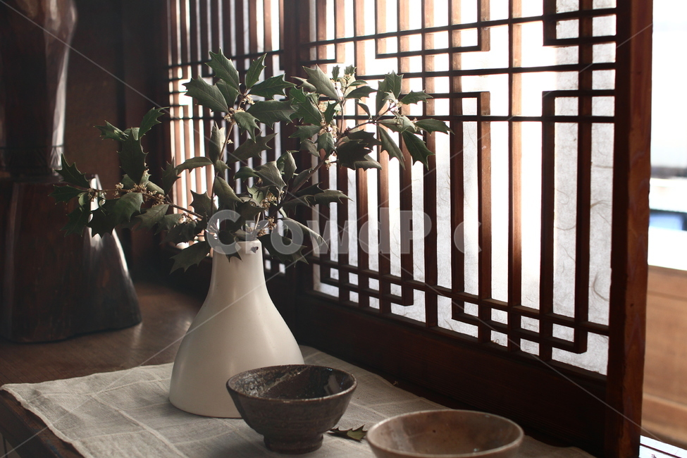 창가,전통가옥,창호지,화병,호랑가시나무,한국전통,한국문화,korean traditional,korean culture,식물,자연,plants,nature,실내용화초,화분,화초,house plant,인테리어,실내디자인,interior design