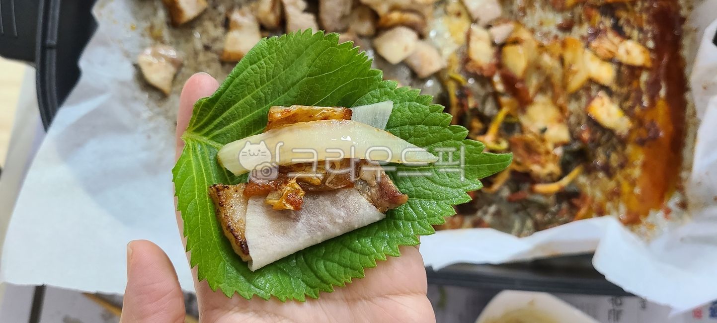 삼겹살,깻잎,양파,쌈,고기쌈,sesame,onion,meat,wrapping,food,음식,meal,식사,반찬,회식