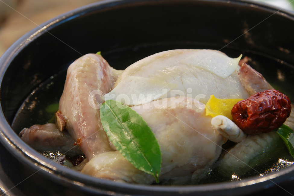 삼계탕,탕,닭,닭요리,닭고기,뚝배기,음식,한식,요리,한국,보양식,보양음식,복날,복날음식,클로즈업,대추,음식,식재료,요리,food,cook,meal,dishes,food reserves,한식,한국음식,한국요리,korean food,korean dishes,korean meal,korean cook