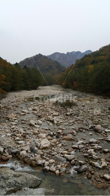 흐린날,흐린하늘,산,가을풍경,가을,물,자연,nature,산등성이