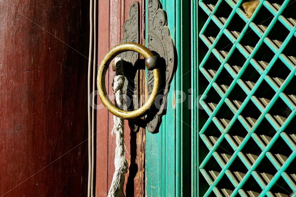 문고리,원형,한국전통,고리,링,doorknob,손잡이,장식,문,놋쇠,고건축,한국건축,문창살,사찰,창살,걸쇠,열린문,한지,세월,time,round,latch,door,olddoor,hanji,openeddoor,handle,oldfashioneddoor,buddhisttemple,ring,circle,원,녹,rusty,동그라미,전통건축,문환,쇠고리,잠금장치,여닫이,전통,고색창연,앤티크,전통문양,문손잡이,원형고리,한옥,나무문,한국문화,koreantraditional,koreanculture,koreanarchitecture