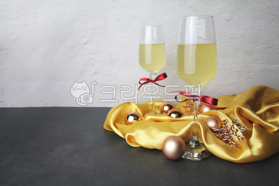 파티,크리스마스,배경,연말파티,샴페인,와인잔,샴페인잔,glass,유리,wineglass,와인,술,alcohol,wine,빛나는,반짝이는,오너먼트,골드,금색,실크,gold,레드,빨간색,리본,축제,디너,빈잔,2개,공,장식,장식품,심플,음료,럭셔리,크리스마스배경,카피공간,오브젝트,파티공간,레스토랑,메리크리스마스,성탄절,merry christmas